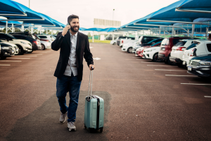Client déposant sa voiture sur un parking proche de l’aéroport de Tontouta
